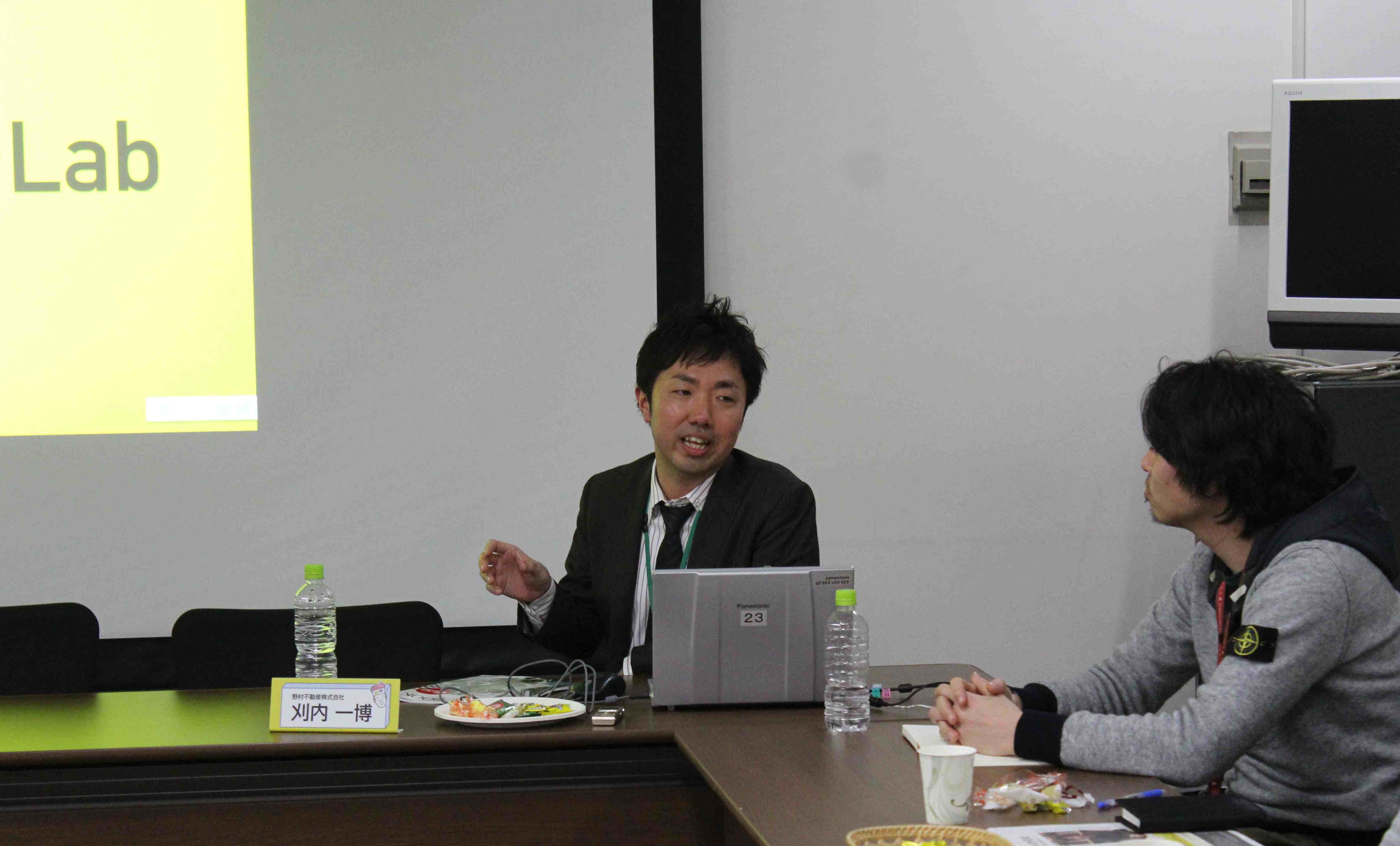 Amazon.co.jp: 人口縮減・移動社会の地方自治: 人はうごく,町を